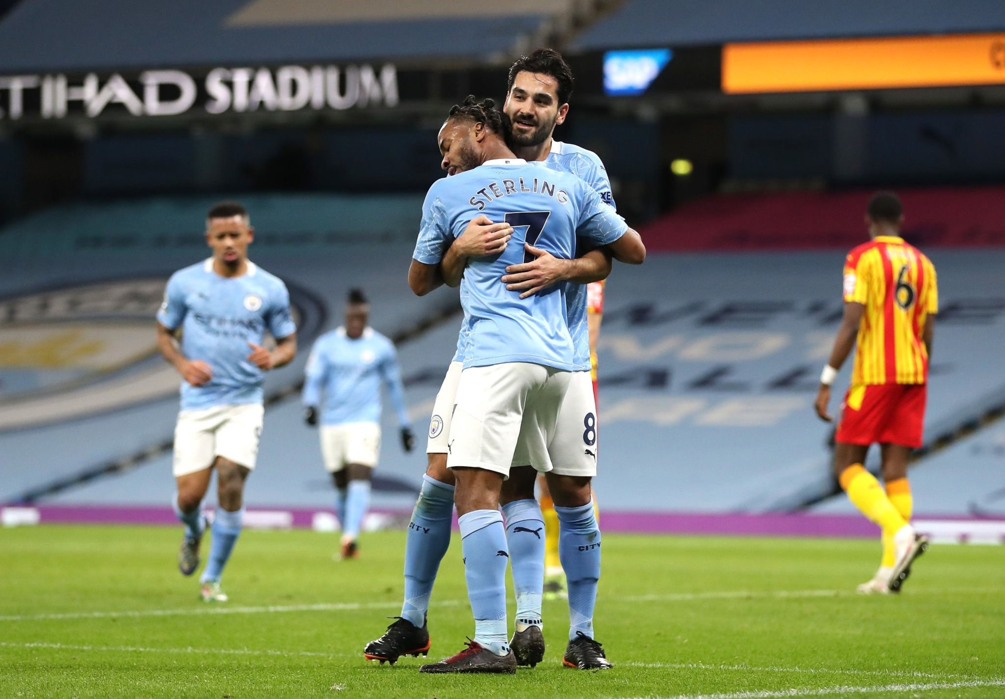 动摇英超的 动摇英超的